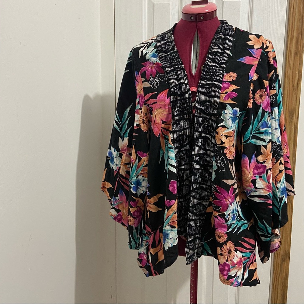 Rip Curl women black floral short sleeves flowy cover up cardigan. Size M. Used.